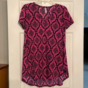 Hot pink and navy damask pattern short sleeve top